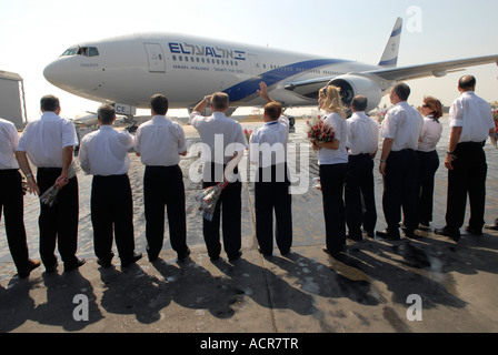 Un nuovo aereo Boeing 777 delle compagnie AEREE EL al (chiamato Sderot) è accolto dopo l'atterraggio all'aeroporto ben Gurion, noto come aeroporto di Lod in Israele Foto Stock