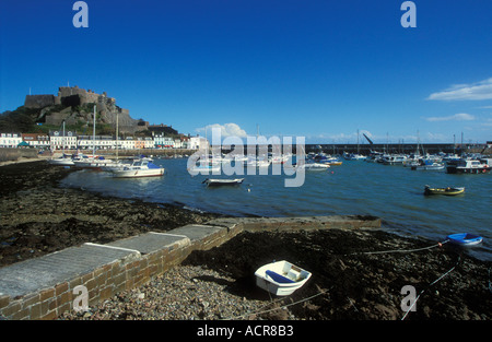 Castello di Mont Orgueil affacciato sul porto Gorey e yacht in the Royal Bay of Grouville Jersey Isole del Canale Foto Stock