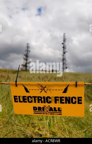 Montante di comunicazioni e recinto elettrico sulla parte superiore della collina Eddisbury, Delamere Forest, nel Cheshire Foto Stock