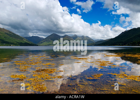 Loch Duich Ratagan, Wester Ross Highlands scozzesi, le cinque sorelle montagne visto nella distanza attraverso il Loch, Foto Stock