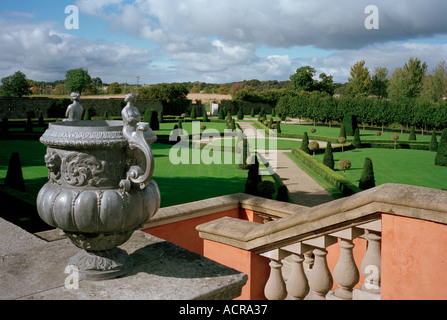 Il restaurato giardini formali del xvii secolo Ospedale Reale di Kilmainham Dublino Irlanda-IMMA Museo Irlandese di Arte Moderna Foto Stock