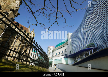 I magazzini Selfridges nel Bullring Shopping lo sviluppo in Birmingham REGNO UNITO. Sulla sinistra è St Martin s nella corrida chiesa Foto Stock