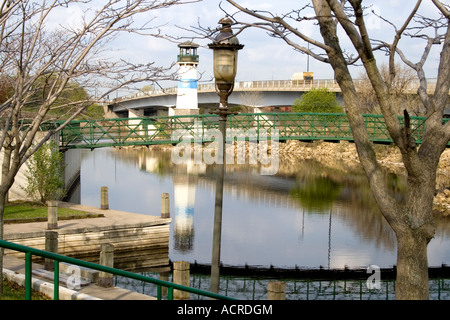 Boom Island Park Marina faro piedi ponte sul fiume Mississippi canale Plymouth Ave Bridge. Minneapolis Minnesota USA Foto Stock