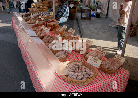 Varie salsiccia salsiccia secca per la vendita su un tipico mercato francese nel Sud della Francia. Foto Stock