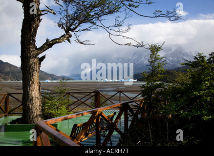 Il lago di grigio da Hosteria Lago grigio, Parco Nazionale Torres del Paine, Patagonia, Cile Foto Stock