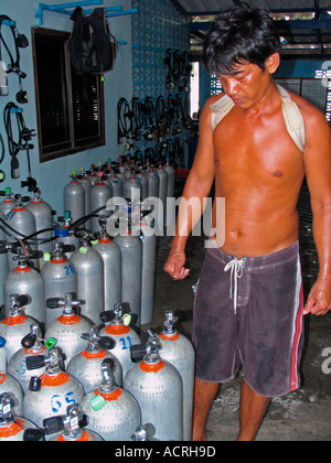 I serbatoi di aria e attrezzature nel negozio di dive Ko Tao Island Thailandia Foto Stock