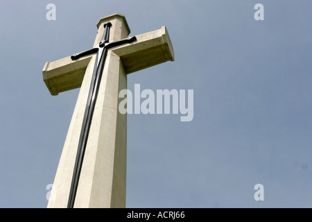 Kanchanburi Cimitero di Guerra lone croce con spada Kanchanaburi Thailandia Foto Stock