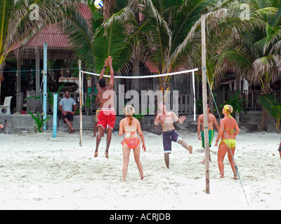 Giovani giocare a pallavolo Hat Rin Nok sulla spiaggia di Ko Pha Ngan isola della Thailandia Foto Stock
