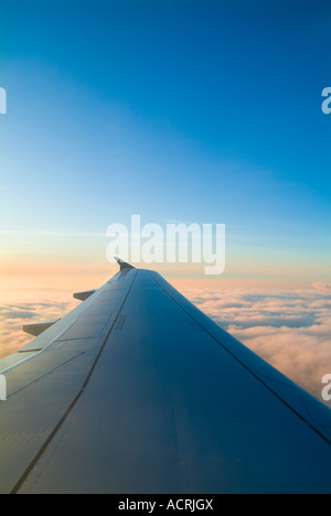 Ala di aeroplano al tramonto con le nuvole Foto Stock