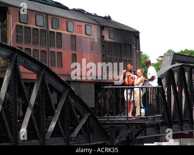 I turisti a piedi attraverso il fiume Kwai bridge Thailandia Foto Stock