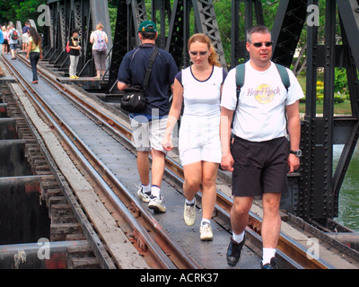 I turisti a piedi attraverso il fiume Kwai bridge Thailandia Foto Stock