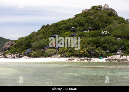 Bungalows sparsi sulla collina Ko Nang Yuan dive resort isola della Thailandia Foto Stock