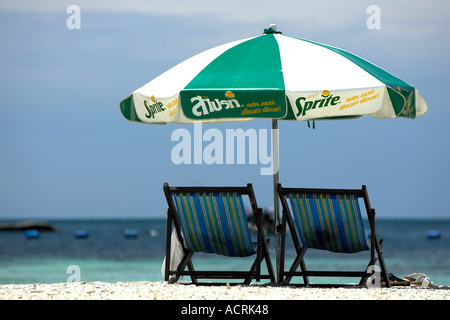 Due sdraio ed ombrellone Ko Nang Yuan dive resort isola della Thailandia Foto Stock