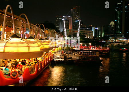 Il fiume Singapore Clarke Quay ristoranti ferries e il Bungy lancio Foto Stock