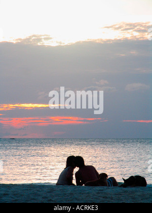 Coppia giovane baciare sulla Sunrise Beach all'alba Ko Pha Ngan isola della Thailandia Foto Stock