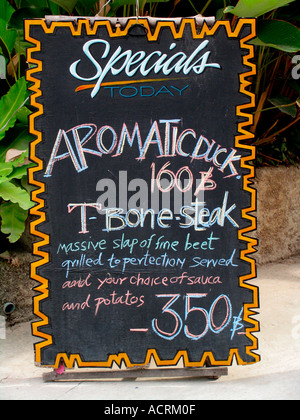 Esilarante ortografia inglese sul ristorante Offerte speciali lavagna Ko Tao Thailandia Foto Stock