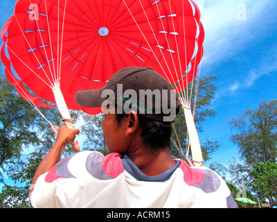 Giovane uomo si prepara per parasail decollare Patong Beach sull'isola di Phuket dopo lo tsunami Thailandia Foto Stock