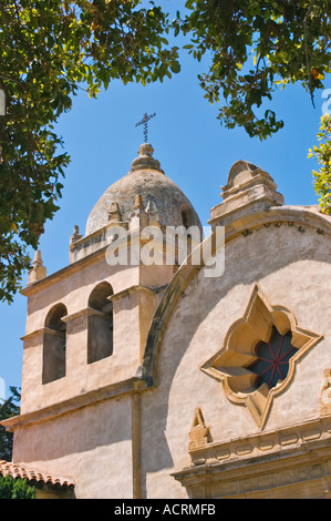 Torre campanaria e stella finestra sagomata a San Carlos Borromeo del Rio Carmelo missione Carmel California Foto Stock
