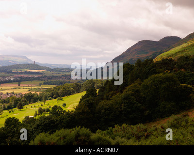 Dumyat Hill e Wallace Monument in distanza Ochil Hills Forth Valley Stirling Scozia Scotland Foto Stock