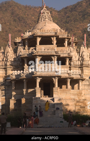 Il marmo spettacolare tempio Jain di Chau Muklha cinque di fronte nei pressi di Ranakpur Rajasthan in India il tempio è supportato da 14 Foto Stock