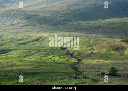Le patch di sole sul pendio di una collina, Parco Nazionale di Snowdonia, Wales, Regno Unito Foto Stock