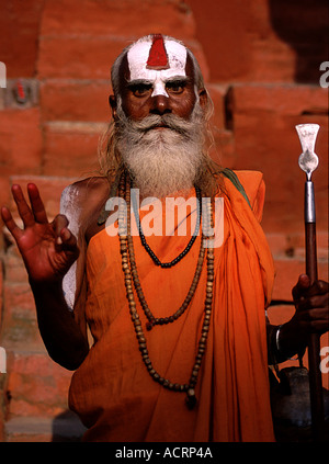 Un sadhu pone per la fotocamera a Kathmandu in Nepal Foto Stock