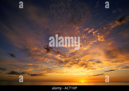 Tramonto sull'oceano con nuvole illuminato sulla costa ovest del Parco Nazionale di Cape Province Sud Africa Foto Stock