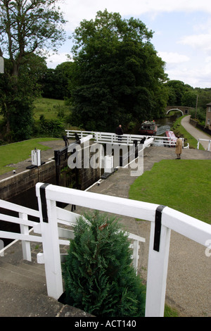 Si blocca sul canale Leeds-Liverpool vicino a Bingley West Yorkshire Foto Stock