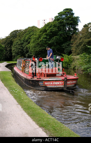 Piacere barcone sul canale Leeds-Liverpool vicino a Bingley West Yorkshire Foto Stock