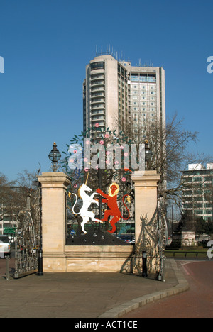 Queen Elizabeth gate noto anche come Regina madri Gate South Carrello Drive vicino Hyde Park Corner e Hilton Hotel di Park Lane Foto Stock