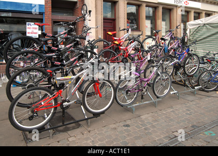 Negozio di Biciclette business di vendita sul perimetro del mercato area di stallo ciclo display concatenati su cremagliere Romford market place Borough di Havering England Regno Unito Foto Stock