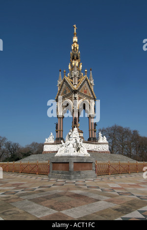 Storico monumento invernale vittoriano di Londra Albert Memorial nel paesaggio dei Kensington Gardens con il principe Alberto seduto in un cielo blu giorno Londra Inghilterra Regno Unito Foto Stock