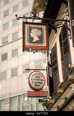 Il Penny Black è un vecchio pub in Singapore qui illustrata è una chiusura del pub segno con CBD in background Foto Stock