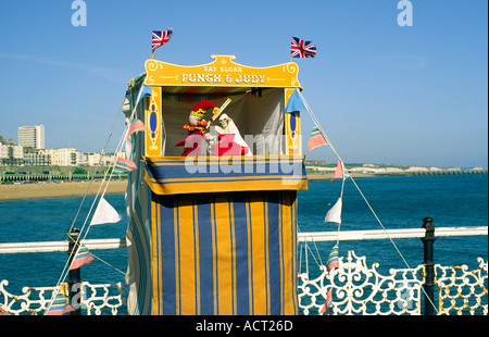 Punch e Judy Spettacolo teatro sul molo di Brighton nella costa sud canale inglese località balneare di Brighton, Inghilterra. Foto Stock