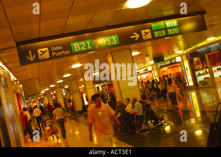 Aeroporto Internazionale Barajas di Madrid Spagna Espana Europa mostra passerelle passeggeri e indicazioni per diversi numeri di porta Foto Stock