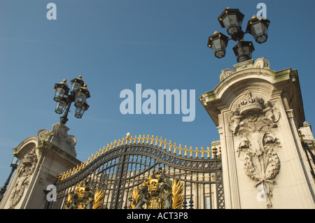 Cancelli di Buckingham Palace London REGNO UNITO Foto Stock