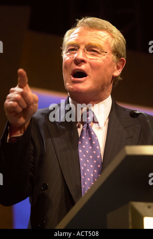 Democratico Liberale al rally di casa CONSIGLIO BRISTOL EX LEADER Paddy Ashdown risolve il pubblico 28 5 2001 Foto Stock