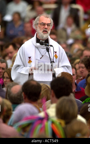 L Arcivescovo Rowan Williams a Greenbelt bacio della vita festival all ippodromo di Cheltenham Regno Unito Ago 2002 Foto Stock