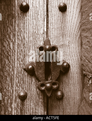 Porta la ferramenta e artigianato a Kilpeck Chiesa Herefordshire UK Foto Stock