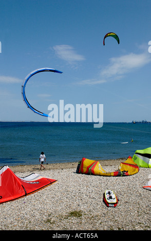 Il kite surf a Portland porto vicino a Weymouth Dorset England Regno Unito Foto Stock