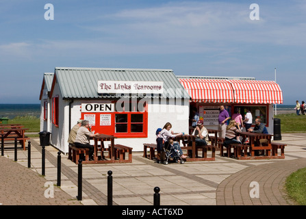 People at Seaside Beach-front Village Cafe; The Links Coastal Tearooms, Family British Tea Room Scotland, UK Foto Stock