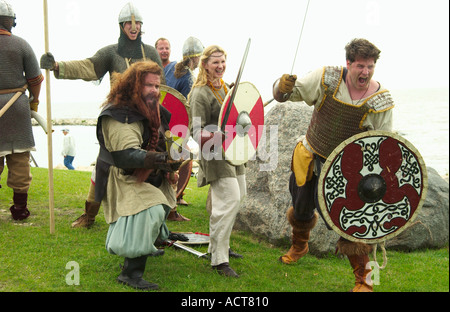 Islandese Abiti etnici nella ricreazione di Viking battaglia all'islandese Festival a Gimli di Manitoba in Canada Foto Stock