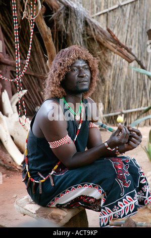 Una medicina locale uomo o Sangoma mostra di rimedi naturali che egli utilizza durante una dimostrazione presso il Shangana villaggio culturale Foto Stock