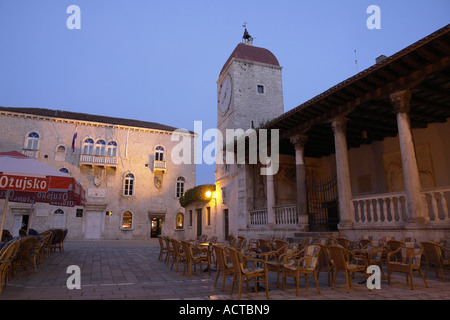 Loggia con clock tower Trogir al tramonto della costa adriatica Adria Dalmazia Croazia Foto Stock