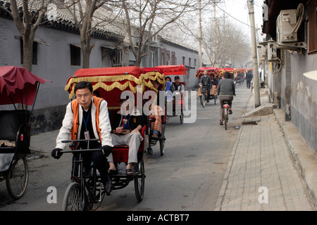 Tour di gruppo pedicabs nell'Hutong di Pechino CINA Foto Stock