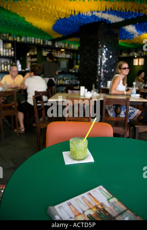 Un bicchiere di bibita brasiliana Caipirinha all'Academia da Cachaça Leblon Rio de Janeiro in Brasile Foto Stock