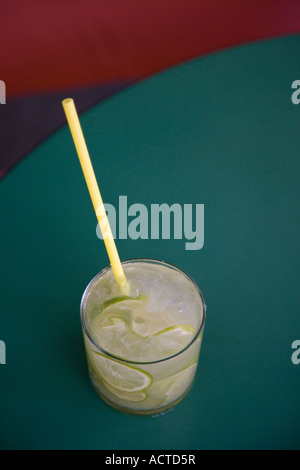 Un bicchiere di bibita brasiliana Caipirinha all'Academia da Cachaça Rio de Janeiro in Brasile Foto Stock