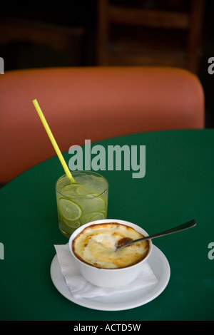 Un bicchiere di bibita brasiliana Caipirinha e una ciotola di Escondidinho all'Academia da Cachaça Foto Stock