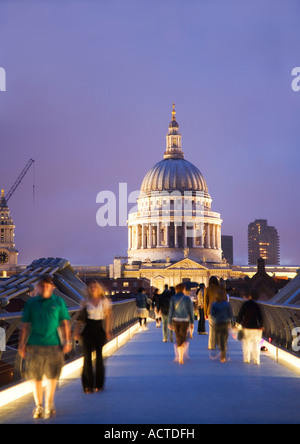 Millennium Bridge e St Pauls Cathedral Dome con pedoni e turisti in sera Londra Inghilterra Regno Unito Regno Unito GB Foto Stock