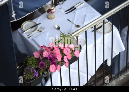 Benvenuto floreale per la cena per due con abscent diners Foto Stock